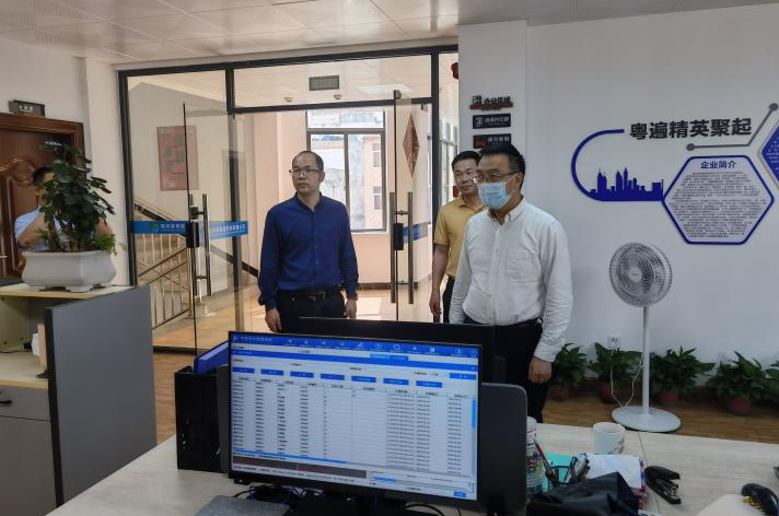 图为杨师访同志在陆河县人力资源市场调研陆河县粤建劳务有限公司 图为杨师访同志在陆河县人力资源市场调研陆河县粤建劳务有限公司