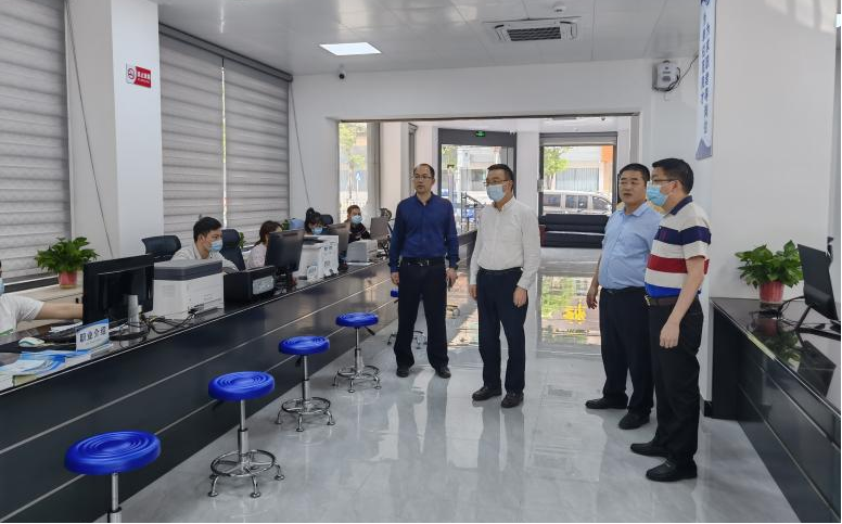 图为杨师访同志调研陆河县“南粤家政”基层服务示范站 图为杨师访同志调研陆河县“南粤家政”基层服务示范站