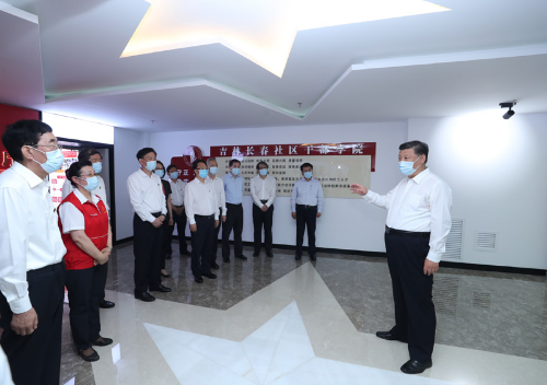 7月22日至24日,中共中央总书记、国家主席、中央军委主席习近平在吉林省考察。这是7月23日下午,习近平在吉林长春社区干部学院,了解学院建设和培训情况。新华社记者 鞠鹏 摄