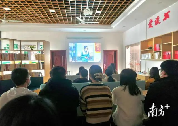 青年人才在水唇镇人才驿站观看视频。 图片