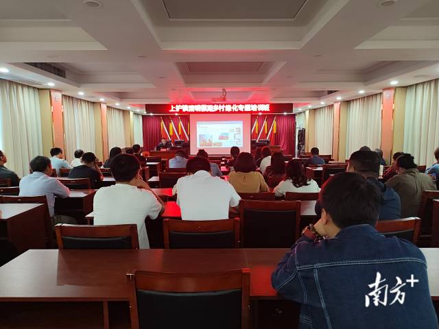 上护镇开展乡村绿化专题培训。 上护镇开展乡村绿化专题培训。